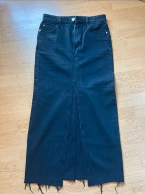 Midi denim skirt with front opening Stradivarius like new, black, size S