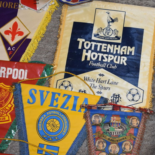 Vintage team pennants used, pack of 8