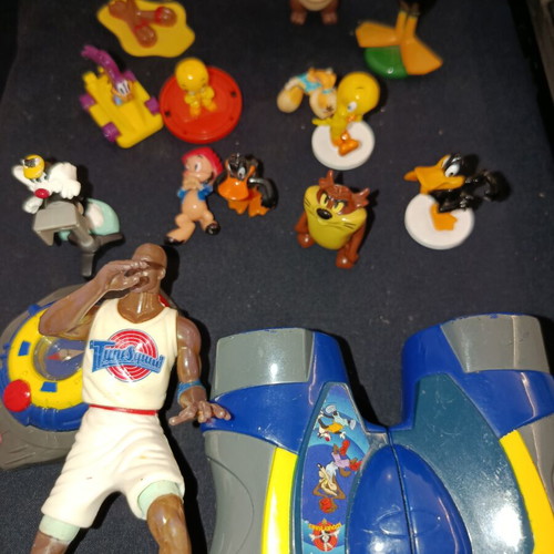 Λοτ 15 φιγούρες και παιχνίδια Looney Tunes μεταχειρισμένα, με Kinder έκπληξη