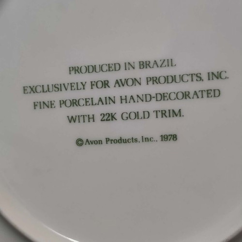 Avon collectible plate with 22K gold and strawberry design like new