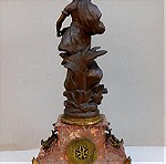  Ρολόι μεταλλικό με άγαλμα κοπέλας, μαρμάρινη βάση και δυο πεντάκερα κηροπήγια.