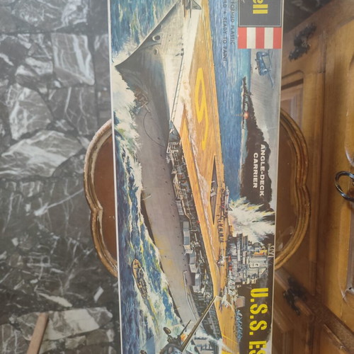 Revell U.S.S. Essex H-353 model kit 1/538 scale