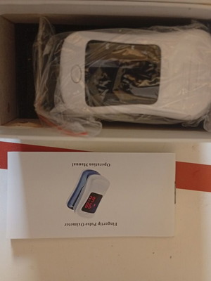 Fingertip Pulse Oximeter with Box new