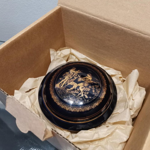 Porcelain jewelry box used with 24k gold, vintage