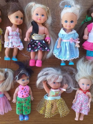 Μικρές κούκλες και μίνι Barbie μεταχειρισμένες, σετ 50 τεμαχίων