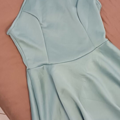 Sleeveless dress like new with impressive back in silver pistachio color