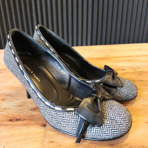 Again & Again Pumps size 38 like new, leather interior, fabric texture