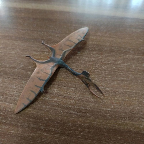 Quetzalcoatlus flying dinosaur figure like new, 8x11cm