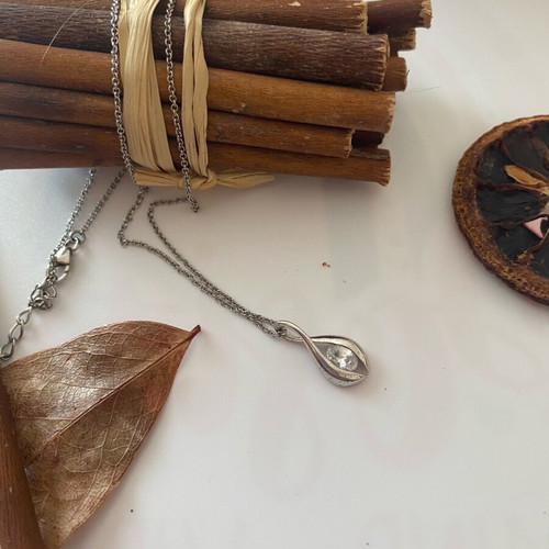 Silver necklace 925 teardrop like new