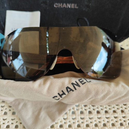Chanel sunglasses like new, brown