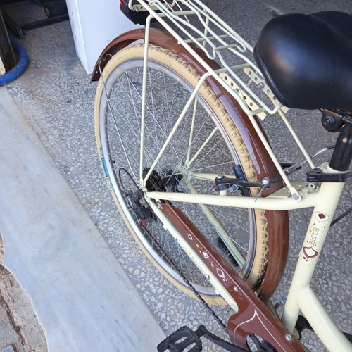 Clermont vintage city bike with Shimano 6-speed, basket, lights, bell, rack, and stand, like new