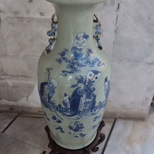 Chinese porcelain vase in celadon style with wooden base and certificate