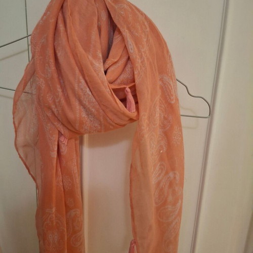 Scarf new with paisley white and pink