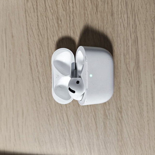 AirPods 4th Gen used, left earbud and case fully functional