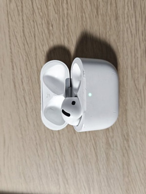 AirPods 4th Gen used, left earbud and case fully functional