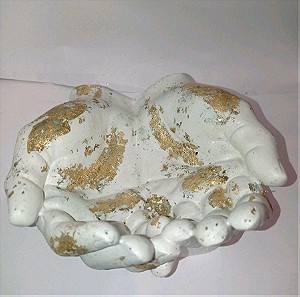 Κοίλο σκευος χειροποίητο φύλαξης αντικειμένων ή διακοσμητικό από λευκό τσιμέντο και φύλλα χρυσού.
