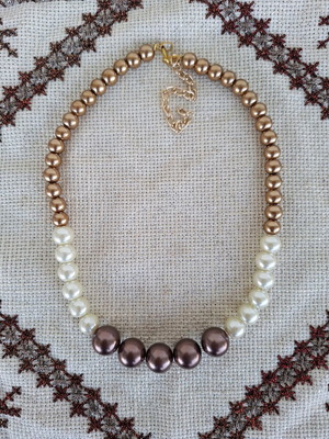 Handmade short necklace with gold, white and brown pearls