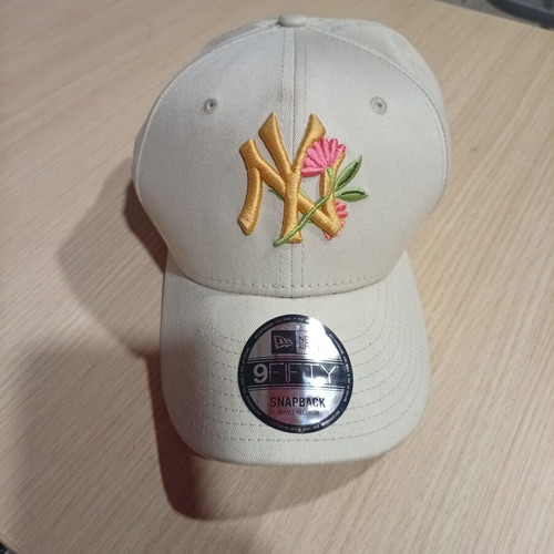 New Era NY baseball cap, beige with floral embroidery