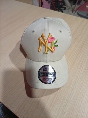 New Era NY baseball cap, beige with floral embroidery