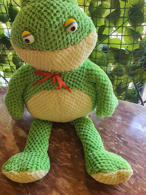 Frog plush toy like new