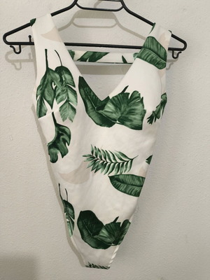 One-piece women's swimsuit like new with open back and padding