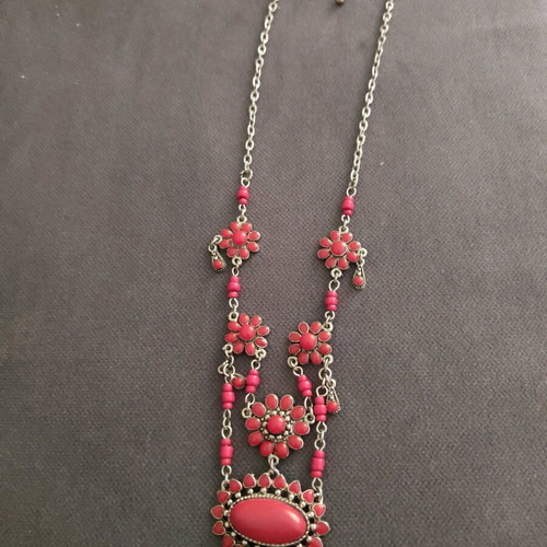 Beaded necklace like new, red