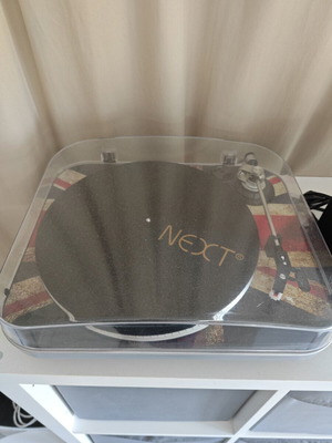 Turntable with Built-in Amplifier like new, Next slipmat included