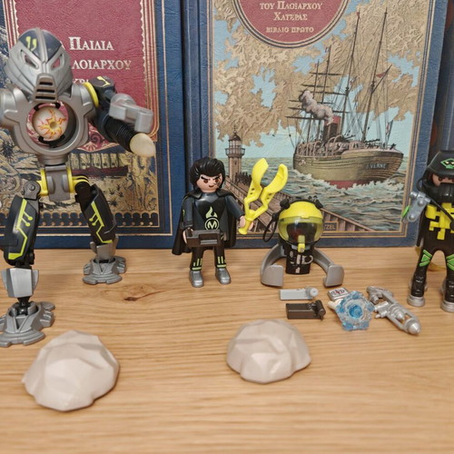 Playmobil space mission set like new with robot and exoskeletons