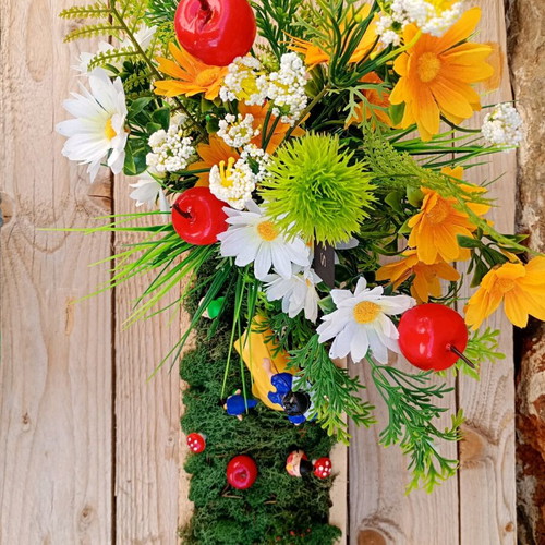 Handmade Snow White and the Seven Dwarfs decoration new with flowers