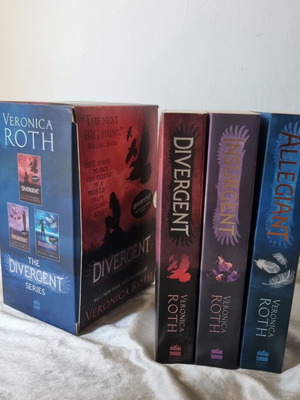 Divergent book collection like new, paperback English