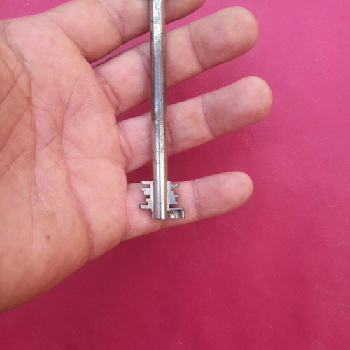 Safe deposit box key