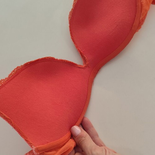 Intimissimi bra 80B coral lace like new, wireless, padded