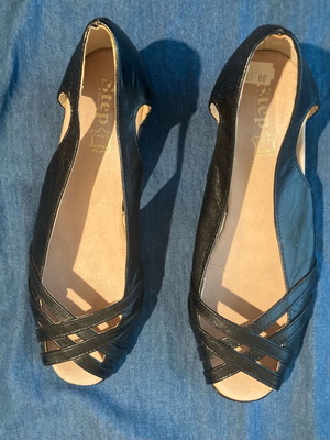 Leather sandals used, size 39, worn heel, black