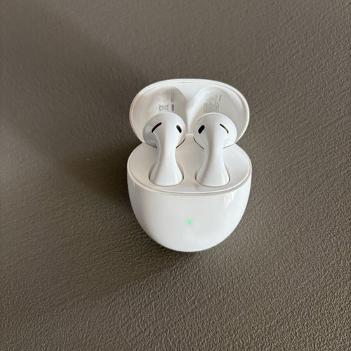Huawei FreeBuds 5 headphones like new, wireless charging case