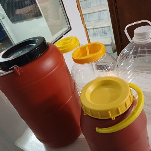 Plastic food containers set of 5, new