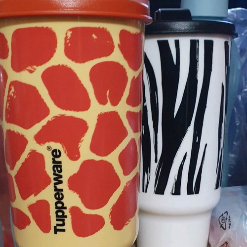 Tupperware 1-liter spout cup new, collectible