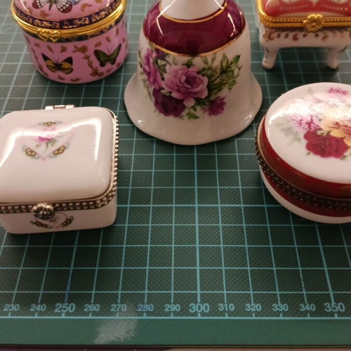 Porcelain miniatures new, 4 jewelry boxes and 1 bell