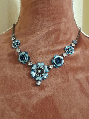 Vintage short necklace used, blue and turquoise