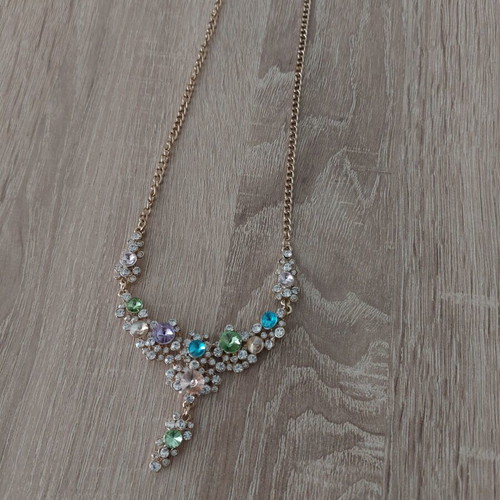 Women's Necklace with Pearls like new, gold tone