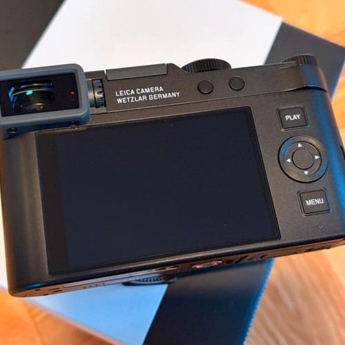 Leica D-Lux 8 camera like new with original packaging and accessories