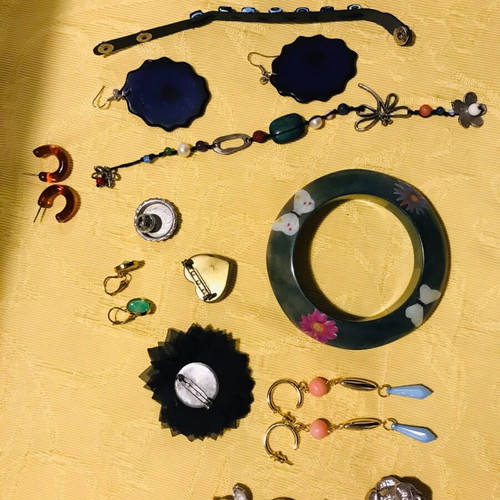 Assorted jewelry used, pins, bracelets, earrings, lot