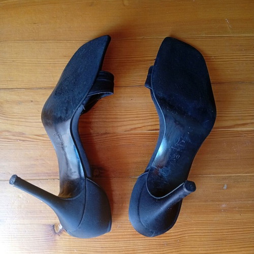 Leather women's black pumps like new, size 40