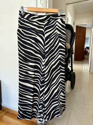 Zebra print pants like new, size M, black and white