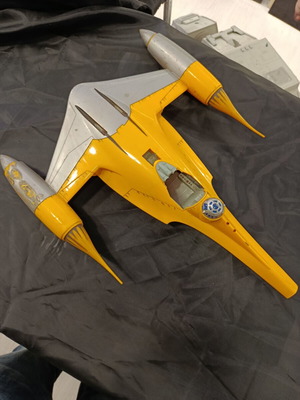 Star Wars Naboo Starfighter παιχνίδι-όχημα με μονάδα droid R2