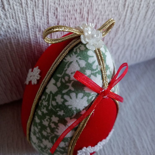 Decorative egg used red and pistachio with daisies