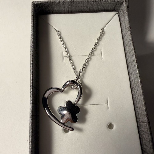 Heart necklace with blue crystal daisy like new