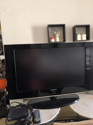 Samsung 32 Inch LE3258BD TV like new with HDMI Scart VGA