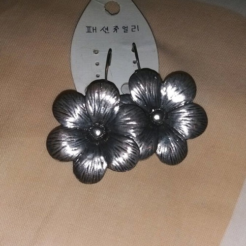 Earrings new, nickel free