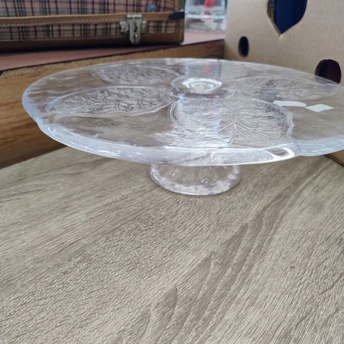 Leonardo Cake Stand like new with embossed details