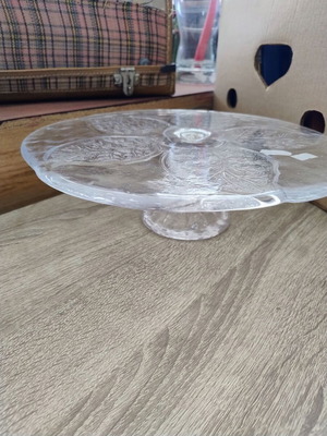 Leonardo Cake Stand like new with embossed details